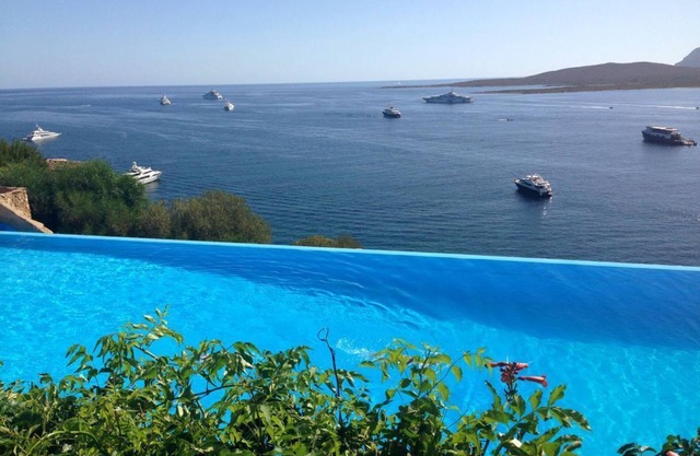 Gorgeous apt-villa with sea view, private garden and use of resort pool