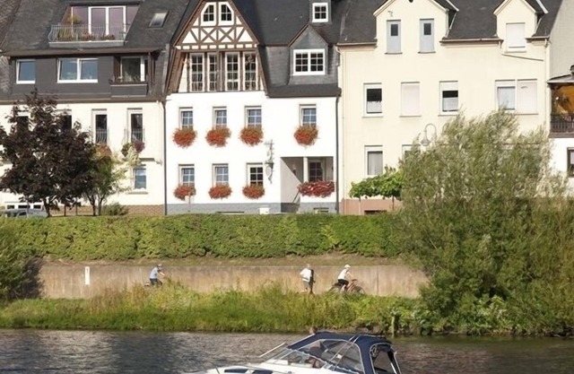 Gorgeous bright Riverside Apartments, Zell Mosel, At Hahn Airport bus line