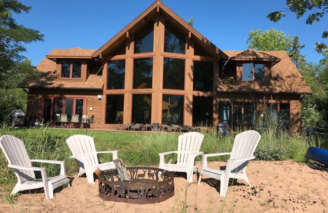 Gorgeous Chalet on Lake Superior - Snowmobile/ATV Trails 100 yds from the Door!