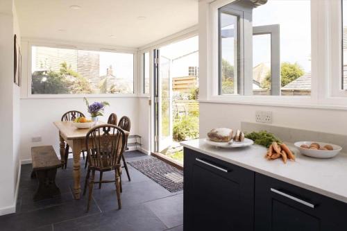 Gorgeous Cottage Parking Short Walk to Beach