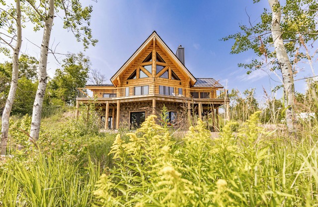 Gorgeous custom built log home on Lake Superior