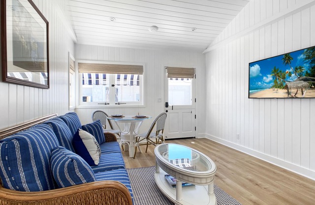 GORGEOUS DESIGNER COTTAGE 3 Min. Walk to Beautiful Beaches!