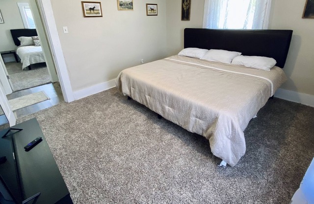 Gorgeous Getaway- 3 bedroom/1 bath Close to HTS airport, KDMC, and Cabell