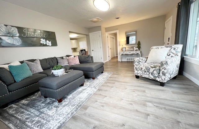 *Gorgeous Hideout, Close to everything, 3 bedrooms, fully remodeled!*