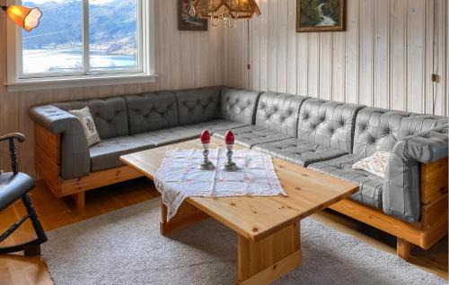 Gorgeous Home In Åheim