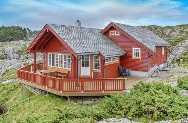 Gorgeous home in Bekkjarvik with WiFi