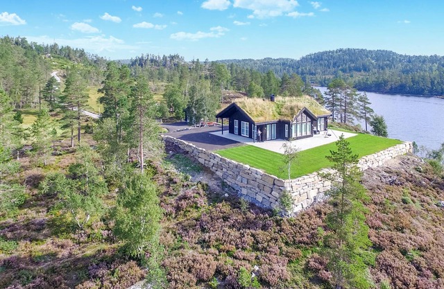 Gorgeous home in Evje with lake view