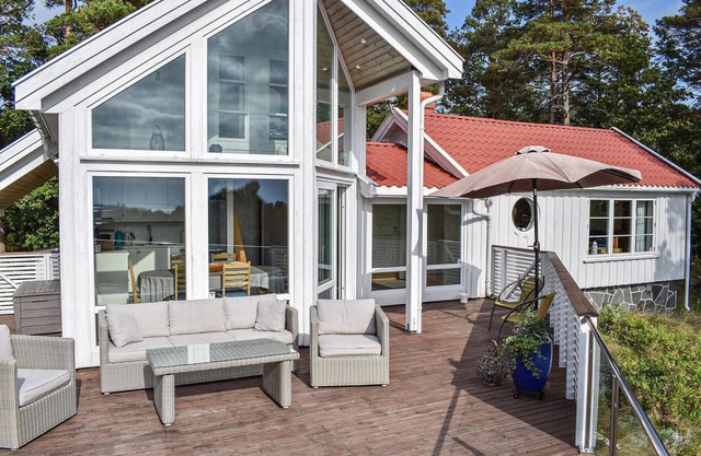Gorgeous home in Færvik with kitchen