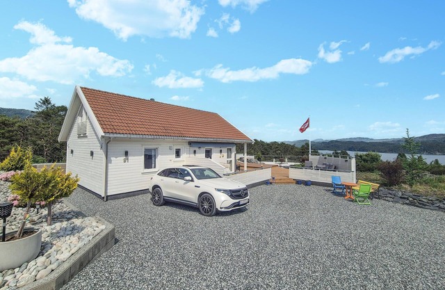 Gorgeous home in Nordtveitgrend