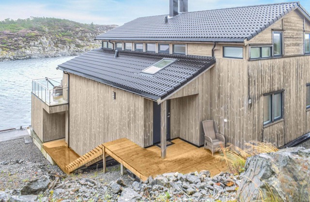 Gorgeous home in Stolmen with kitchen