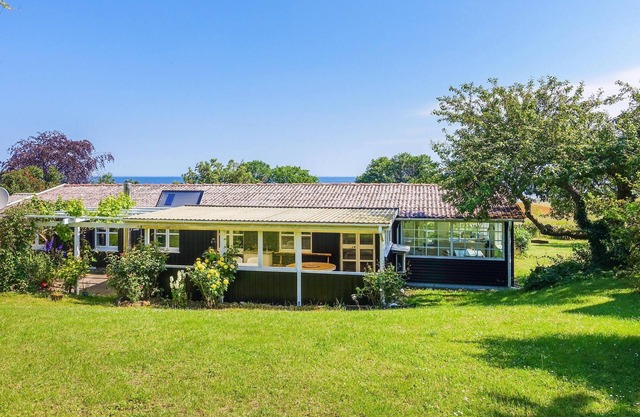 Gorgeous home in Svaneke with WiFi