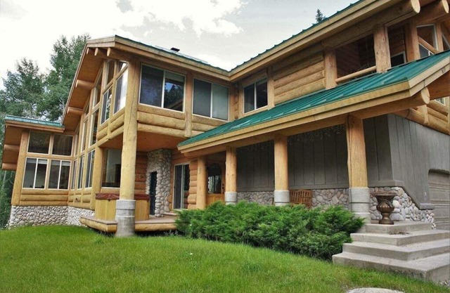Gorgeous Home with Hot Tub & Private Pond just 2 Miles to Purgatory Ski Resort