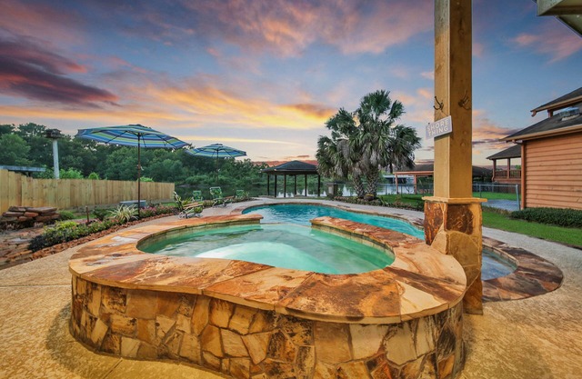 Gorgeous Lakefront Retreat House w/Heated Pool, Spa & More Fun Relaxing Getaway!