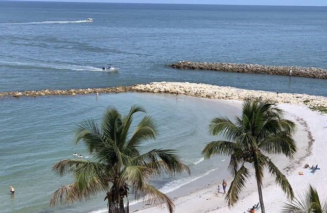 Gorgeous luxury 2 Bed Condo on the Gulf in Old Naples on the Gulf of Mexico