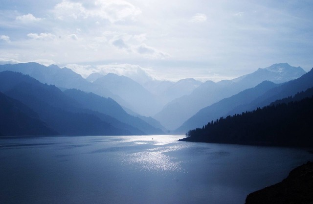 Gorgeous Mountain Estate with Spectacular Lake and Mountain Views!