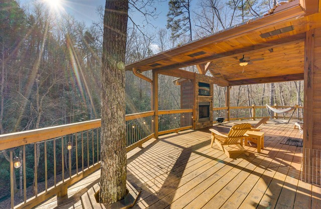 Gorgeous Murphy Cabin w/Large Deck: 2 Mi to Dtwn!
