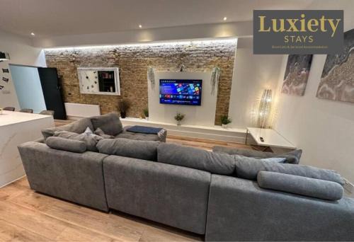 Gorgeous & Sleek 2BR City Centre Nr Cliffs Pavillion by Luxiety Stays