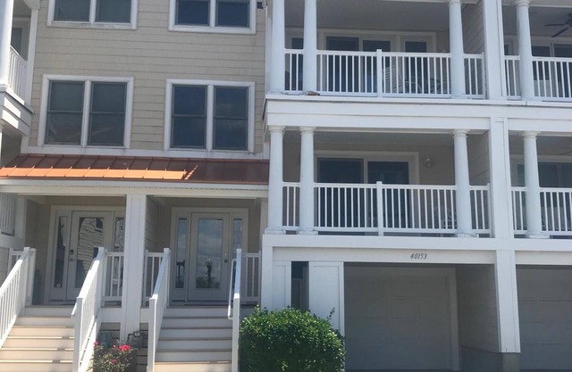 Gorgeous! Steps to Beach, Bay, Pool! 2 Master Suites! Bay views, beautiful home!