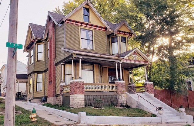 Gorgeous Victorian with Seasonal Pool , sleeps 8, pet friendly close to downtown
