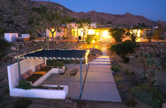 Gorgeous Views, 5 Acres, Sleeps 8, Hot Tub, WiFi, Close to Park!