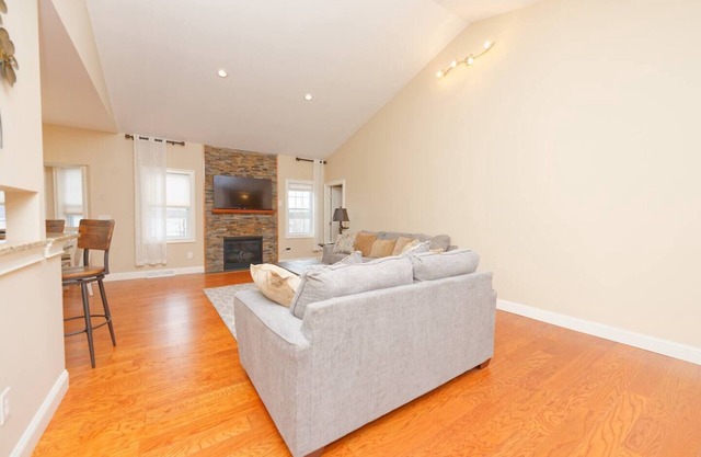 Gorgeous Views of Round Lake, Minutes to Saratoga