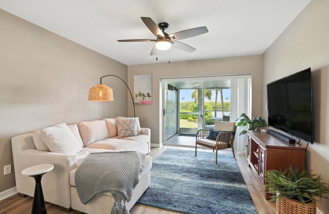 Gorgeous water view 2-bedroom condo minutes from Marco Island