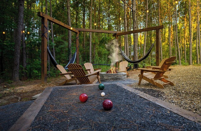 Gorgeous wooded cabin for small groups or families that sleeps10! 1BR+Loft|7 bed