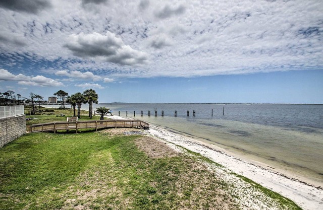 Gorgeous1st Floor 3/2 condo with private beach. 7th night free for weekly rental