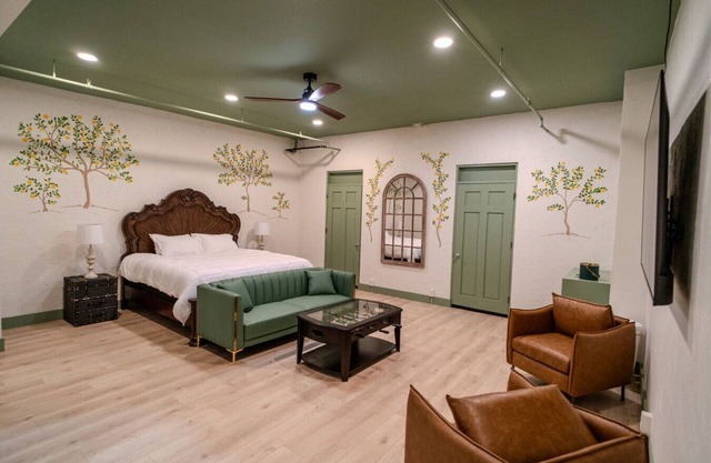 Government St. Balcony Suite 211