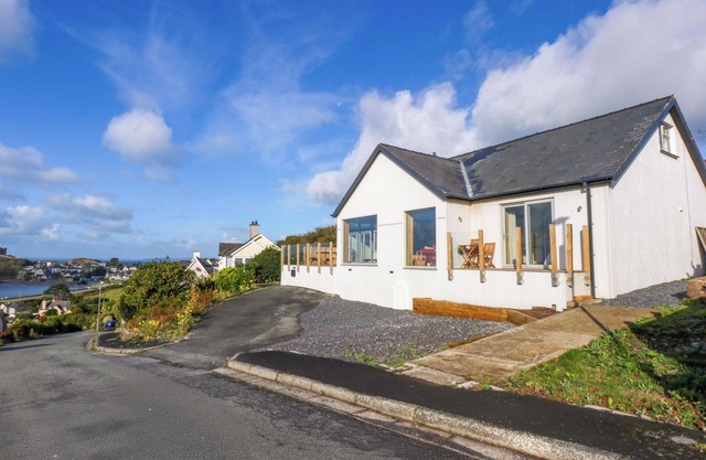 GOWAN BRAE, pet friendly, luxury holiday cottage in Criccieth