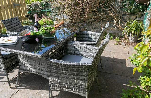 Gower Cottage - a town that sleeps 4 guests in 2 bedrooms