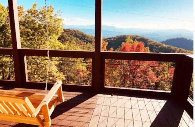 Graceful Smoky Retreat/Hot Tub/Incredible Views!