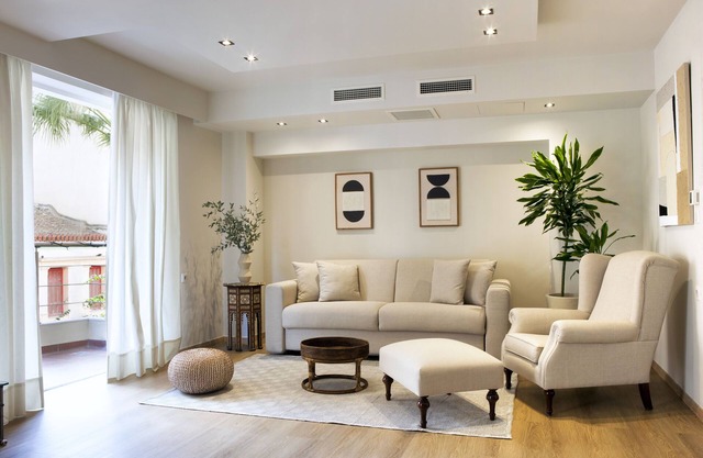Gracious-With Balcony 2Bd/3Ba Apt in Ideal Location