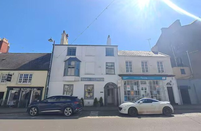 Grade 2 Listed Spacious Town House in Beaumaris |Pass the keys