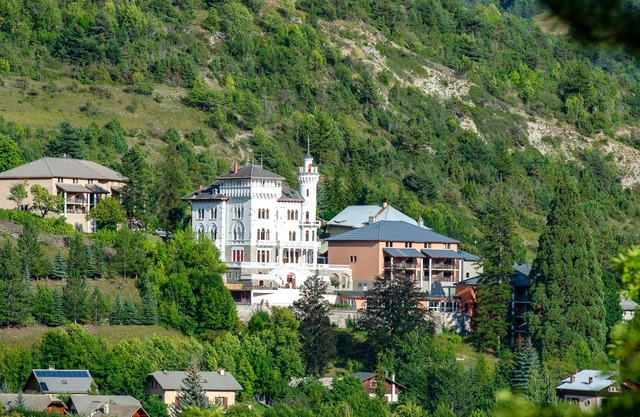 Grand Appartement de Standing Dans Château à la Montagne Avec Piscine