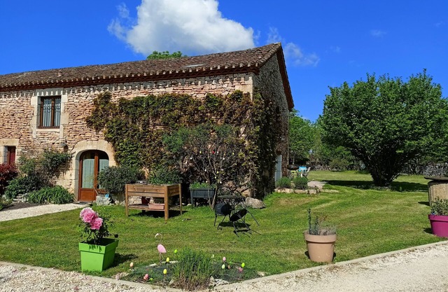 "Grand Cahors - Family gîte for 6 people with swimming pool and paddling pool