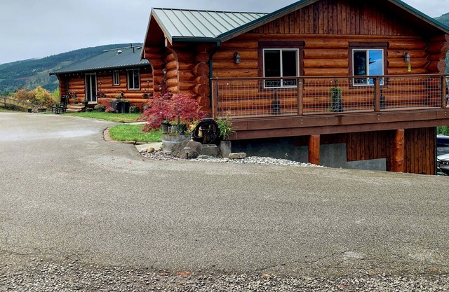 Grand Log Cabin, 5-Acre Private Hillside Estate