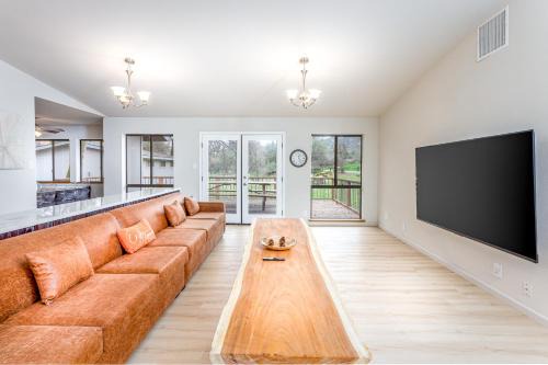 Grand Riverside Retreat - Private Walkway to the River