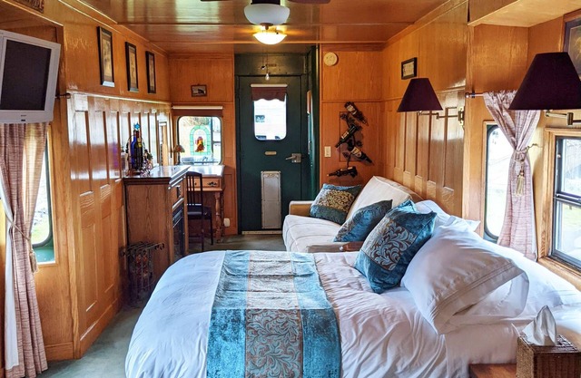 Grape Escape at Olympic Railway Inn - Pet Friendly