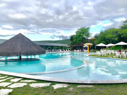 Gravatá Flat no condomínio Monte Castelo MELHOR LOCALIZAÇÃO , Wi-Fi, SKY e AR