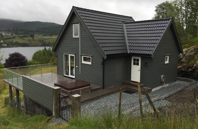 Great cottage for rent in beautiful Nordhordland. Close to sea, with terrace and whirlpool.