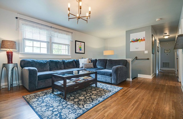 GREAT FOR LARGE GROUPS! Sleeps 12! CLOSE TO DOWNTOWN!