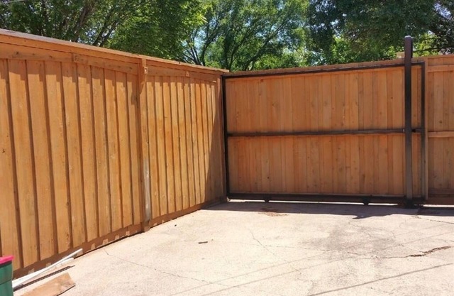 Great half duplex in quiet mature hood located near 635 and 35. 3 Beds, 2 baths