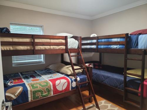 Great large home,8 min from Downtown