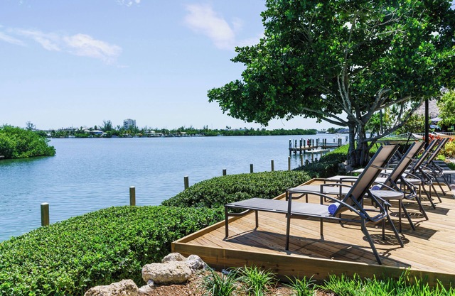 Great Location! 2 Convenient Rooms, FREE Breakfast, Outdoor Pool