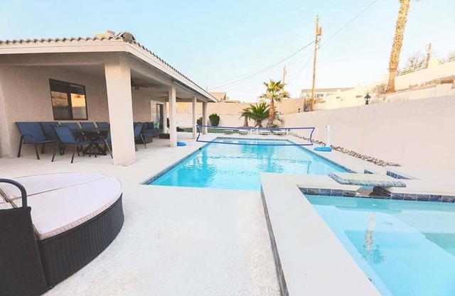 Great Location, Heated Pool, Spa, Game RM, Mini Golf, Boat Pkg – Relax & Enjoy