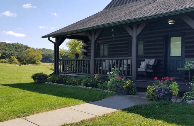 Great Log Home with Plenty of Room to Relax, Sleeps 13, Close to Dells.