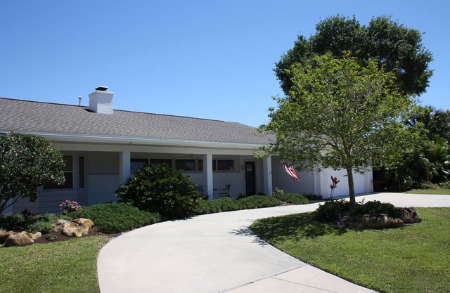 Great pool home in prime location (Golden Beach) on Venice Island ,walk to beach