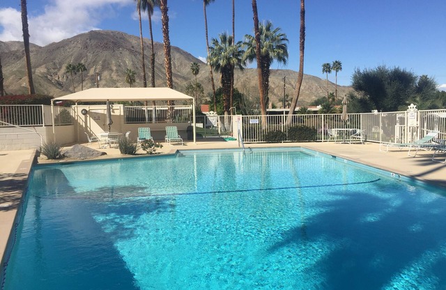 Great Price! Beautiful condo w/Mountains Huge Pool Spa, El Paseo Golf Tennis,