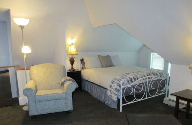 Great Price;Beautiful, Spacious 3 Bed 2 Bath in a House Near Downtown Portsmouth